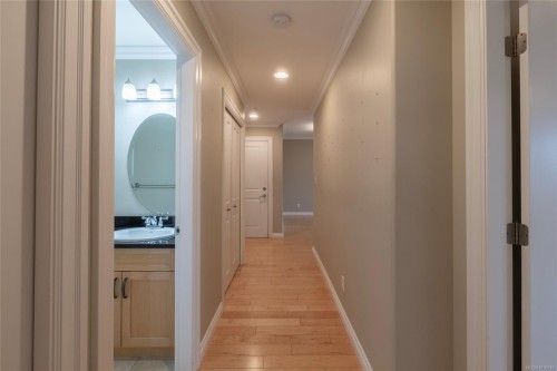 201-9942 Third St, Sidney, BC - Indoor Photo Showing Other Room