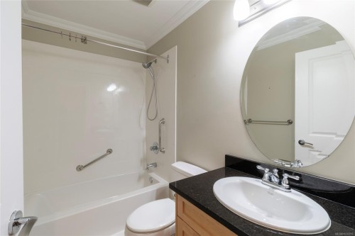 201-9942 Third St, Sidney, BC - Indoor Photo Showing Bathroom