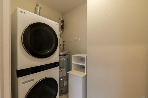 201-9942 Third St, Sidney, BC - Indoor Photo Showing Laundry Room