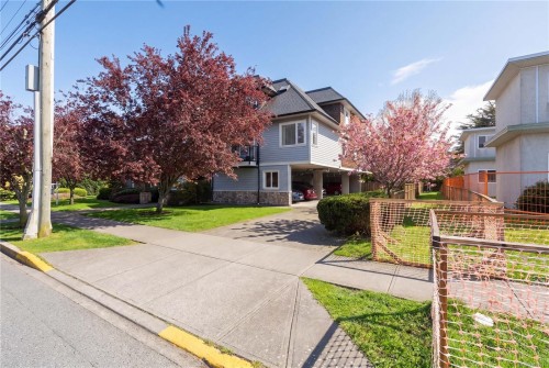 201-9942 Third St, Sidney, BC - Outdoor