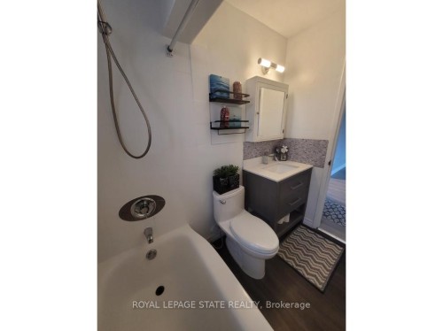 981 Mohawk Road E, Hamilton, ON - Indoor Photo Showing Bathroom