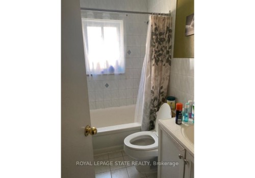 981 Mohawk Road E, Hamilton, ON - Indoor Photo Showing Bathroom