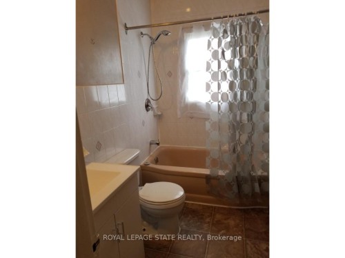 981 Mohawk Road E, Hamilton, ON - Indoor Photo Showing Bathroom