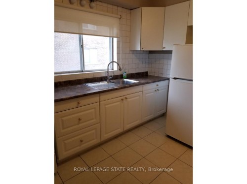 981 Mohawk Road E, Hamilton, ON - Indoor Photo Showing Kitchen With Double Sink