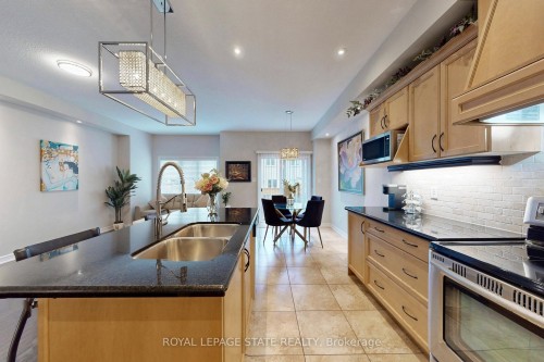 34 Forest Valley Crescent, Hamilton, ON - Indoor Photo Showing Kitchen With Double Sink With Upgraded Kitchen