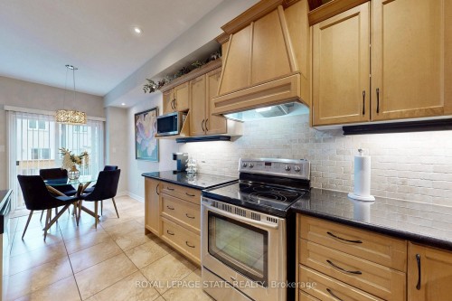 34 Forest Valley Crescent, Hamilton, ON - Indoor Photo Showing Kitchen