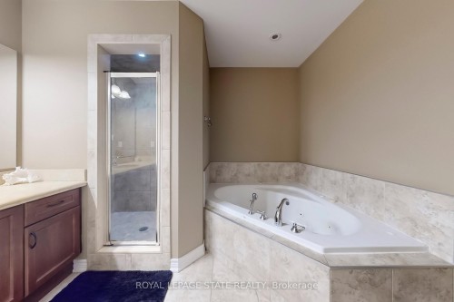 34 Forest Valley Crescent, Hamilton, ON - Indoor Photo Showing Bathroom