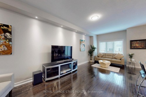 34 Forest Valley Crescent, Hamilton, ON - Indoor Photo Showing Living Room