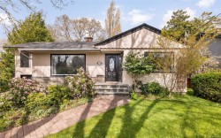 2324 Cranmore Rd Oak Bay, BC V8R 1Z4