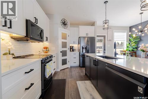1007 Maplewood Drive, Moose Jaw, SK - Indoor Photo Showing Kitchen With Double Sink With Upgraded Kitchen