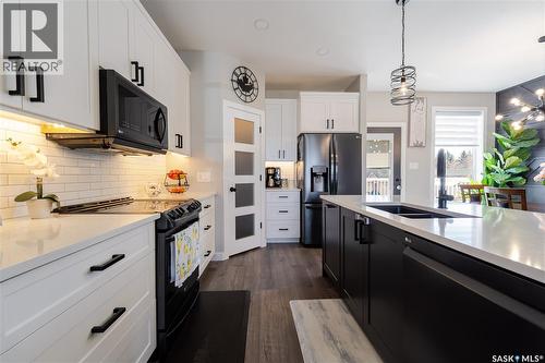 1007 Maplewood Drive, Moose Jaw, SK - Indoor Photo Showing Kitchen With Double Sink With Upgraded Kitchen