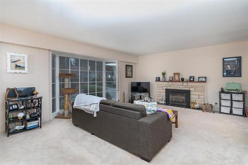 11275 Kendale Way, Delta, BC - Indoor Photo Showing Living Room With Fireplace