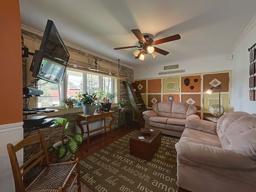 Salon - 7 Rue Barbeau, Delson, QC - Indoor Photo Showing Living Room