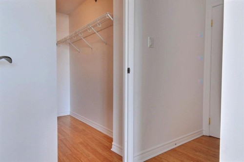 Closet - 1502-5065 Rue Jean-Talon E., Montréal (Saint-Léonard), QC - Indoor