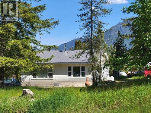 572 6 Highway  Nakusp, BC V0G 1R1