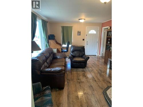 572 6 Highway, Nakusp, BC - Indoor Photo Showing Living Room
