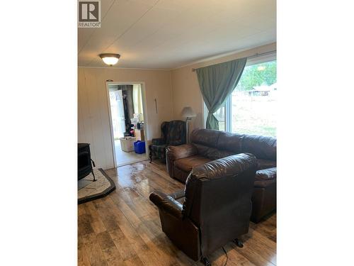 572 6 Highway, Nakusp, BC - Indoor Photo Showing Living Room