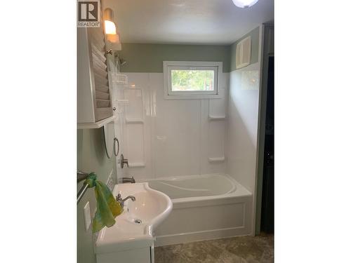 572 6 Highway, Nakusp, BC - Indoor Photo Showing Bathroom