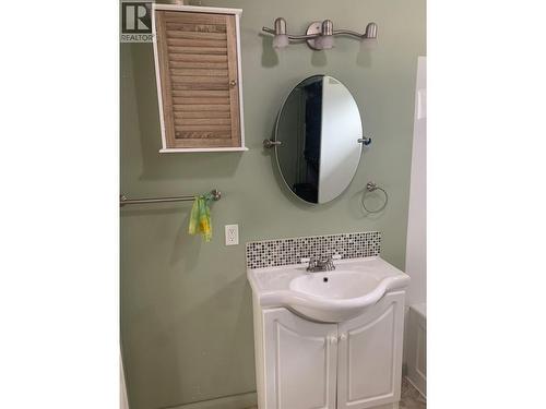 572 6 Highway, Nakusp, BC - Indoor Photo Showing Bathroom