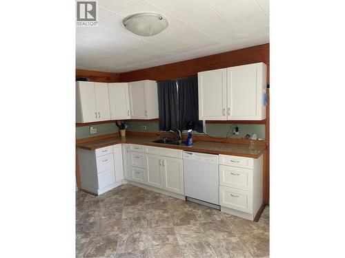 572 6 Highway, Nakusp, BC - Indoor Photo Showing Kitchen With Double Sink