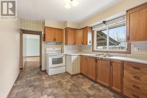 384 Appleby Line, Burlington, ON - Indoor Photo Showing Kitchen With Double Sink