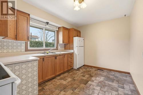 384 Appleby Line, Burlington, ON - Indoor Photo Showing Kitchen With Double Sink