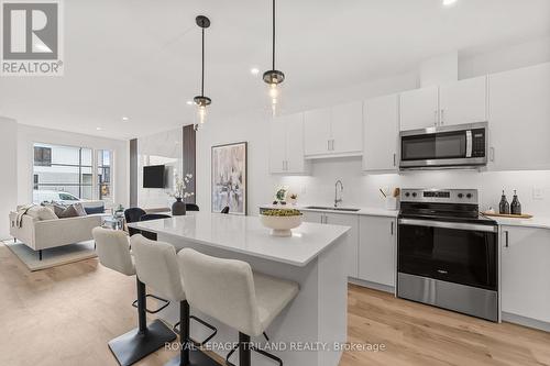 955 Catalpa Square, London North (North E), ON - Indoor Photo Showing Kitchen With Upgraded Kitchen