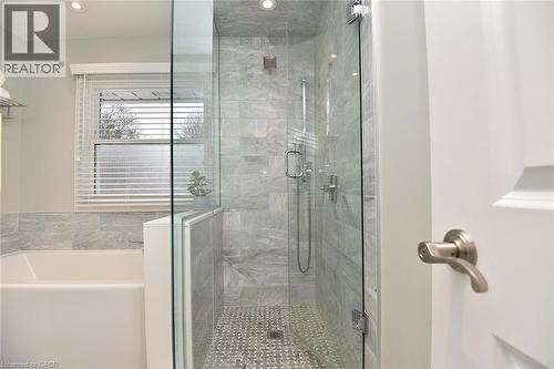 Main 5 pce bathroom - 626 Vanderburgh Drive, Burlington, ON - Indoor Photo Showing Bathroom