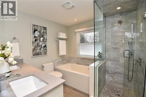 oversized tub & separate shower - 626 Vanderburgh Drive, Burlington, ON - Indoor Photo Showing Bathroom
