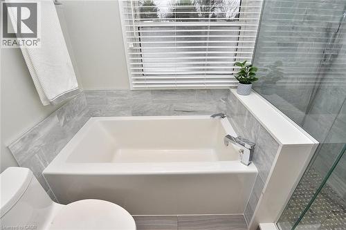 Large tub - 626 Vanderburgh Drive, Burlington, ON - Indoor Photo Showing Bathroom