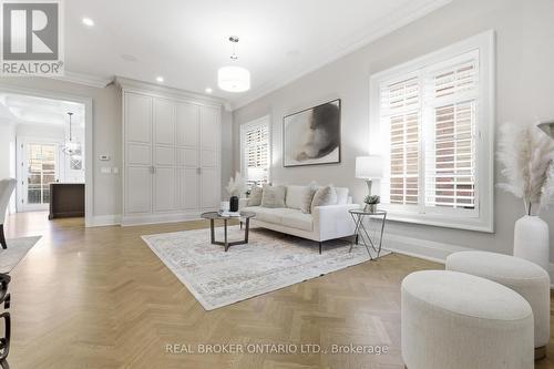 5290 Roadside Way, Mississauga, ON - Indoor Photo Showing Living Room