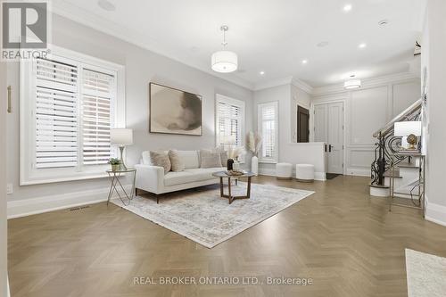 5290 Roadside Way, Mississauga, ON - Indoor Photo Showing Living Room