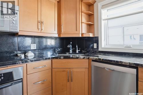 7270 Maple Way, Regina, SK - Indoor Photo Showing Kitchen With Double Sink