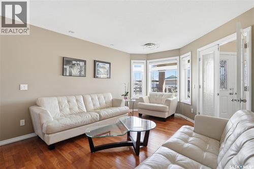 7270 Maple Way, Regina, SK - Indoor Photo Showing Living Room
