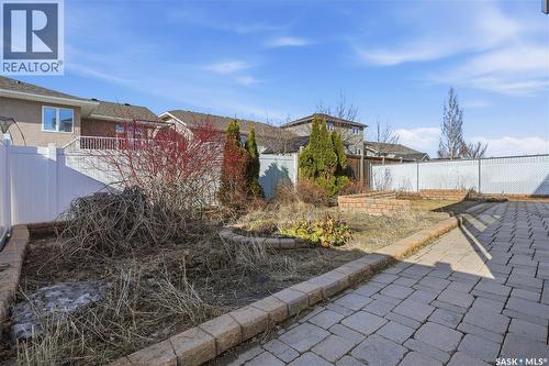 7270 Maple Way, Regina, SK - Outdoor