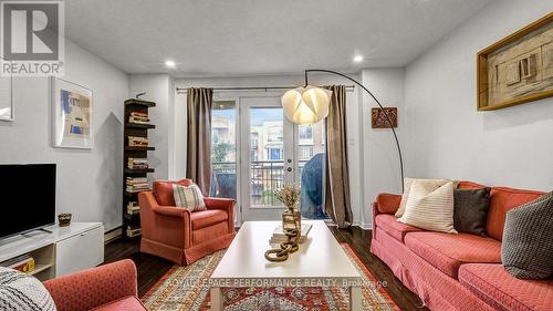 2D - 4 Columbus Avenue, Ottawa, ON - Indoor Photo Showing Living Room