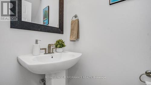 2D - 4 Columbus Avenue, Ottawa, ON - Indoor Photo Showing Bathroom