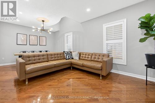 643 Garden Walk, Mississauga, ON - Indoor Photo Showing Living Room