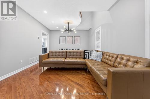 643 Garden Walk, Mississauga, ON - Indoor Photo Showing Living Room