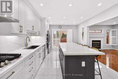 643 Garden Walk, Mississauga, ON - Indoor Photo Showing Kitchen With Double Sink With Upgraded Kitchen