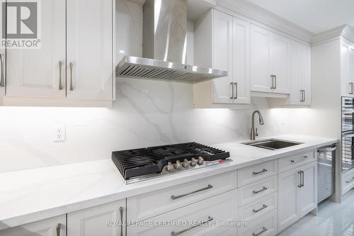 643 Garden Walk, Mississauga, ON - Indoor Photo Showing Kitchen With Upgraded Kitchen