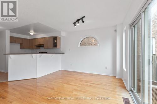 5411 Sweetgrass Gate, Mississauga, ON - Indoor Photo Showing Kitchen