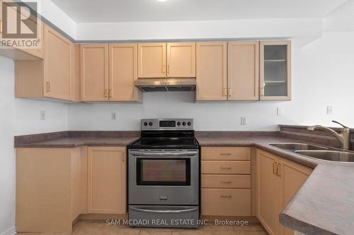 5411 Sweetgrass Gate, Mississauga, ON - Indoor Photo Showing Kitchen With Double Sink