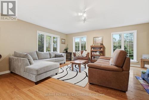 073091 10Th Sideroad Sdr, West Grey, ON - Indoor Photo Showing Living Room
