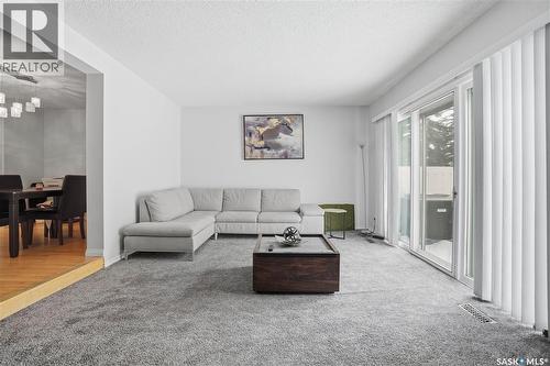 226 Plainsview Drive, Regina, SK - Indoor Photo Showing Living Room