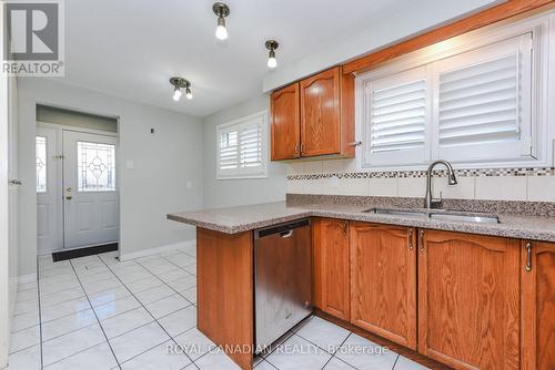 7566 Lockington Crescent, Mississauga, ON - Indoor Photo Showing Kitchen With Double Sink