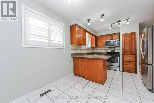 7566 Lockington Crescent, Mississauga, ON - Indoor Photo Showing Kitchen