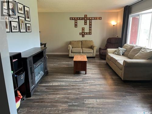 206 3Rd Avenue, Caronport, SK - Indoor Photo Showing Living Room