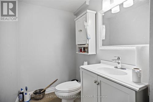 692 Sevilla Park Place, London East (East C), ON - Indoor Photo Showing Bathroom