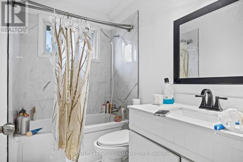 692 Sevilla Park Place, London East (East C), ON - Indoor Photo Showing Bathroom